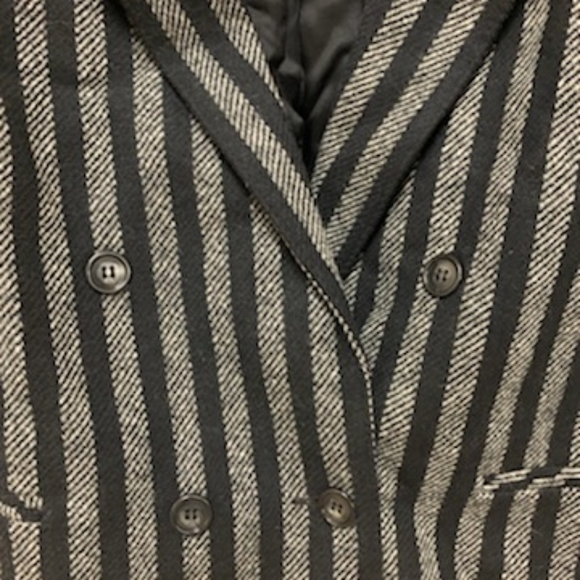 Cute blazer to wear to work or out. - Picture 2 of 4